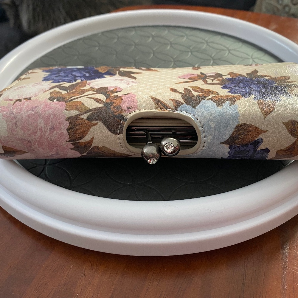 Vintage Fiorelli Wallet Flower Pattern Rhinestone Closure - Picture 2 of 13